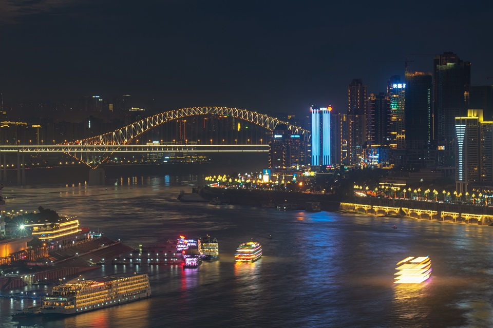 重庆朝天门码头游船夜景_(企业商用).jpg